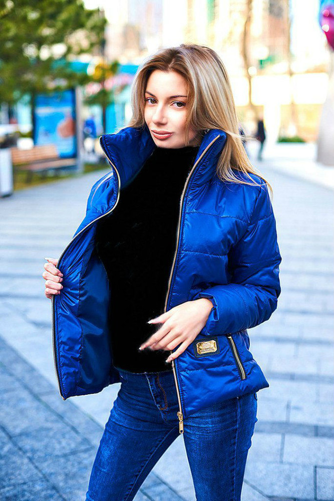 Девушка в синей куртке