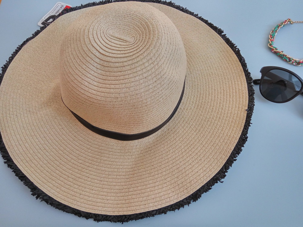Outventure шляпа соломенная. Соломенная шляпа с широкими полями. Широкая соломенная шляпа. Соломенная шляпа вид сверху. Мужская шляпа кроссворд