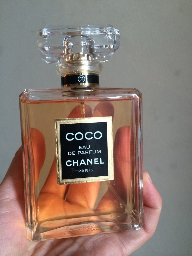 Духи коко отзывы. Коко Шанель Парфюм. Коко Шанель духи оригинал. Coco Chanel духи оригинал. Духи Коко Шанель в 2000.