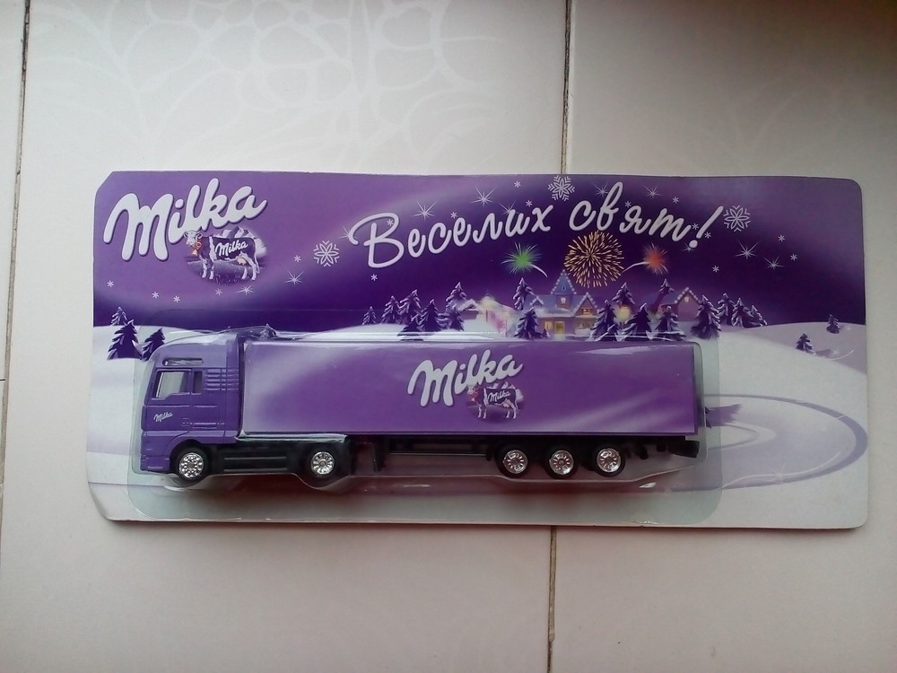 Милка новогодняя. Милка с новым годом. Машина Milka. Подарок Милка с игрушкой. Млка машина.