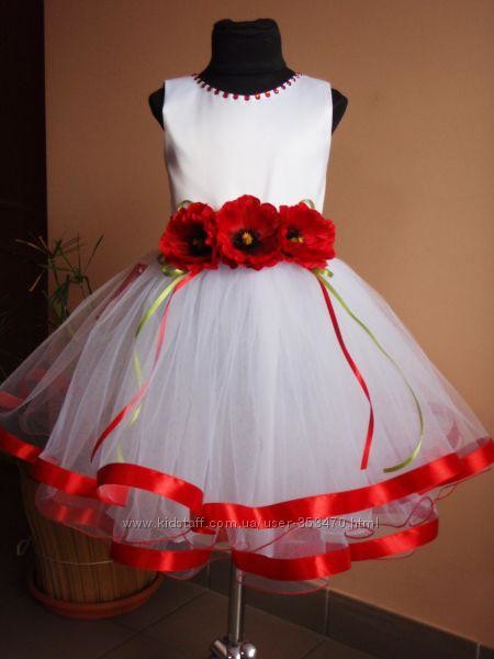 Белое платье с красным поясом на выпускной