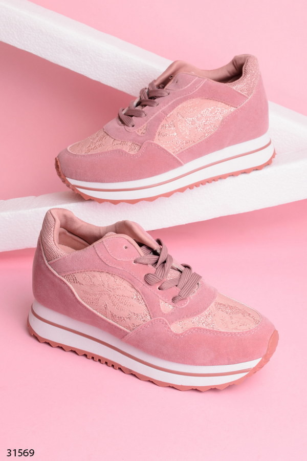 Кроссовки розового цвета