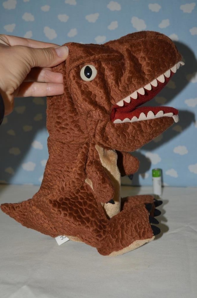 Руки динозавриком. Динозавр на руку игрушка. Мягкая игрушка динозавр на руку. Мягкие игрушки Юрского периода. Мягкая игрушка динозавр своими руками.