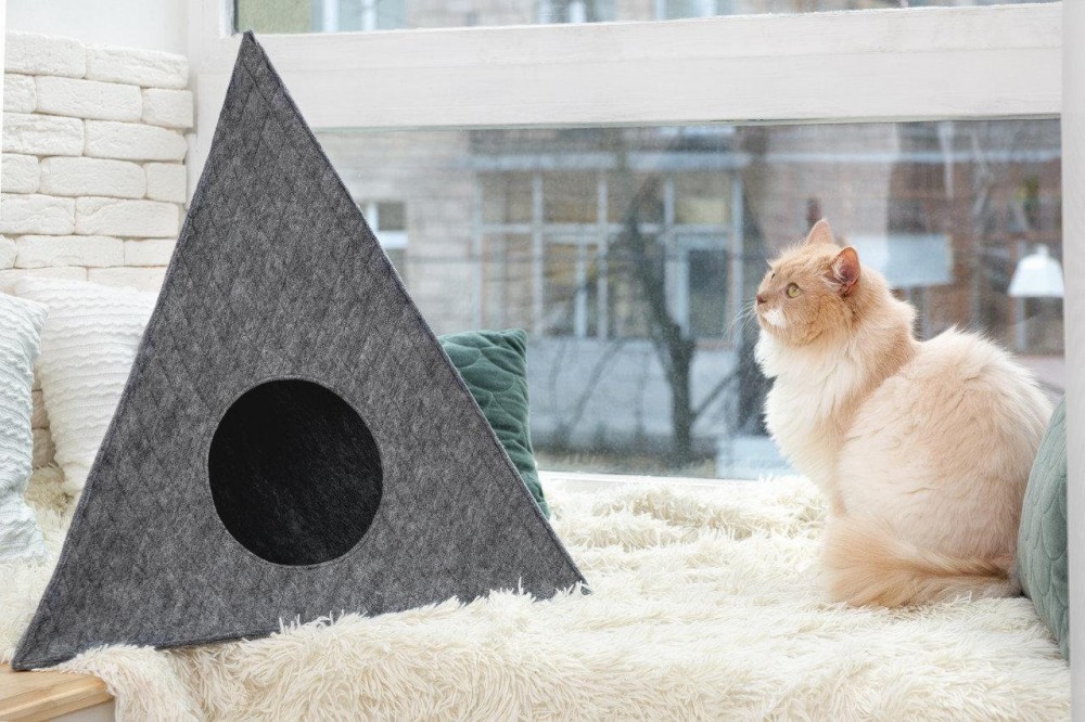 Треугольный домик для кота из войлока "пирамида" серый фото №1