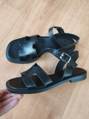 Жіночі чорні шкіряні босоніжки на низькому ходу