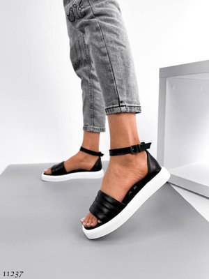 Чорні жіночі шкіряні босоніжки на білій підошві, закрита п'ятка