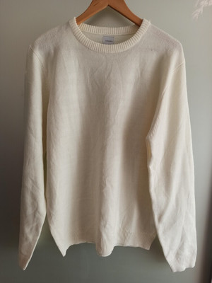 Свитер вязаный новый.