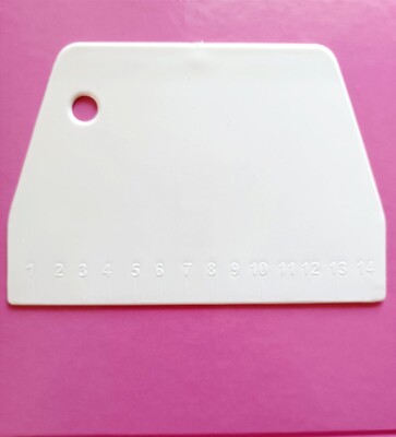 Шпатель скребок кулинарный кондитерский белый Cake derator трапеция с разметкой 20 см