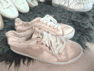 Bershka 36p рожеві атласні кеди з бахромою