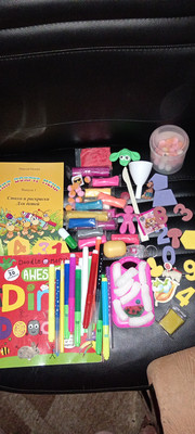 Лот игрушек магниты, книги все что на фото