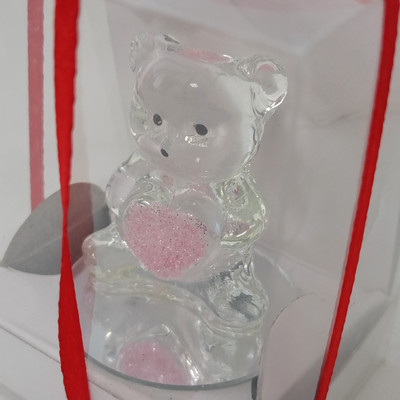 Ведмедик скляний на дзеркальній підставці.