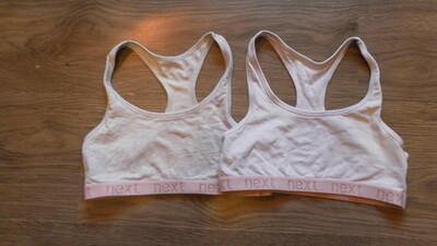 Набор бюстгалтеров на девочку,состояние очень хорошее